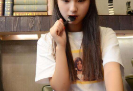 抖音白色衣服小姐姐自拍,自拍瞬间展现青春魅力”