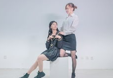 非洲小姐姐试新衣服,时尚魅力绽放