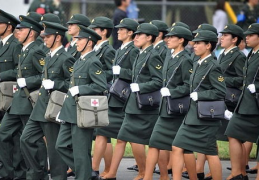 女兵小姐姐拿m24,M24狙击步枪下的坚毅身影